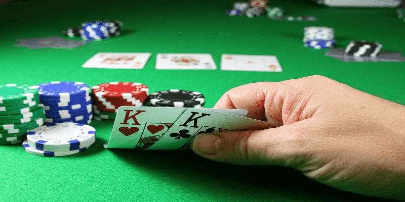 Tại sao nên tải game bài poker về điện thoại
